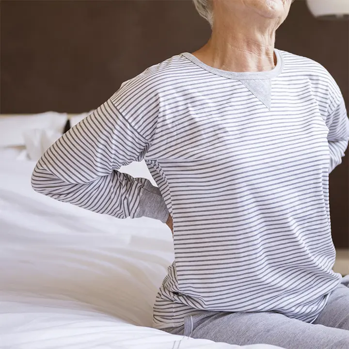 척추압박골절의 주요 증상 및 통증 부위 안내